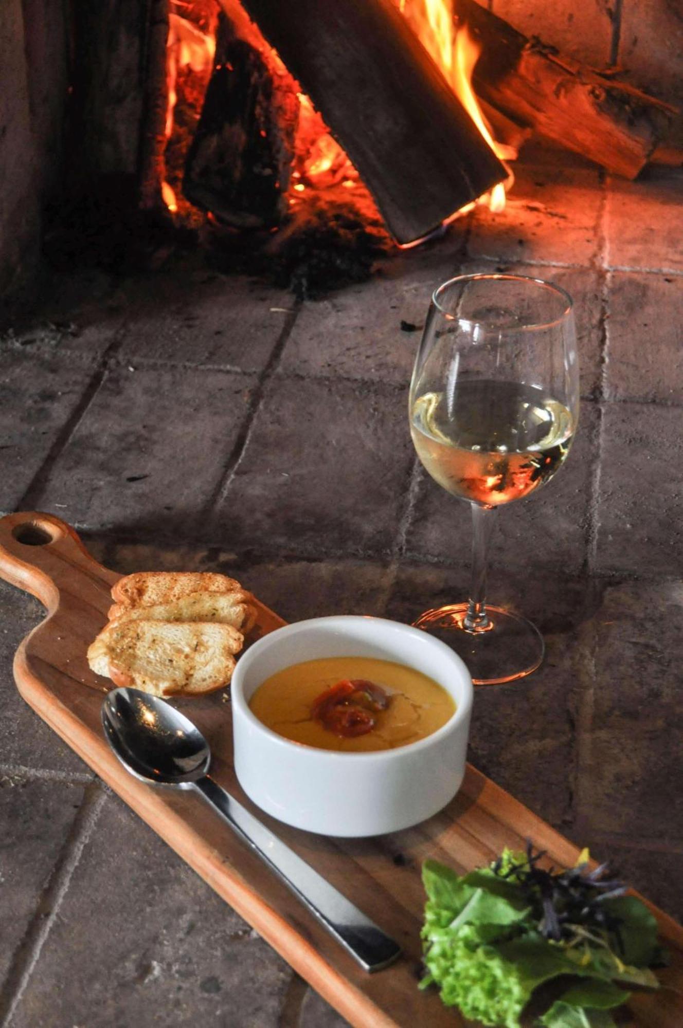 Radisson Blu Acqua Hotel & Spa Concon Bagian luar foto A glass of orange wine