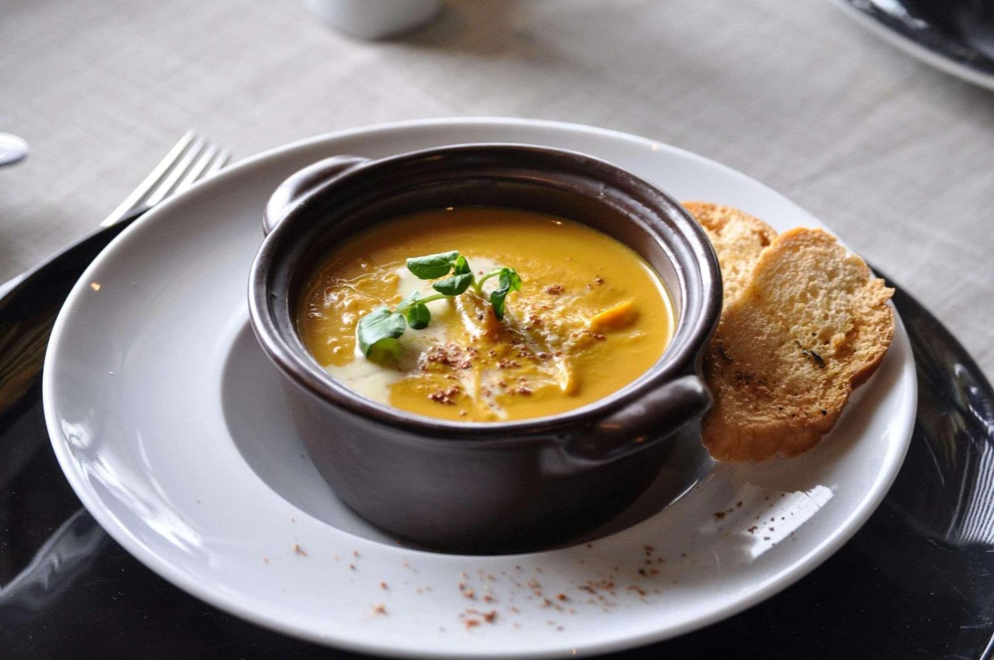 Radisson Blu Acqua Hotel & Spa Concon Bagian luar foto A bowl of soup with crusty bread