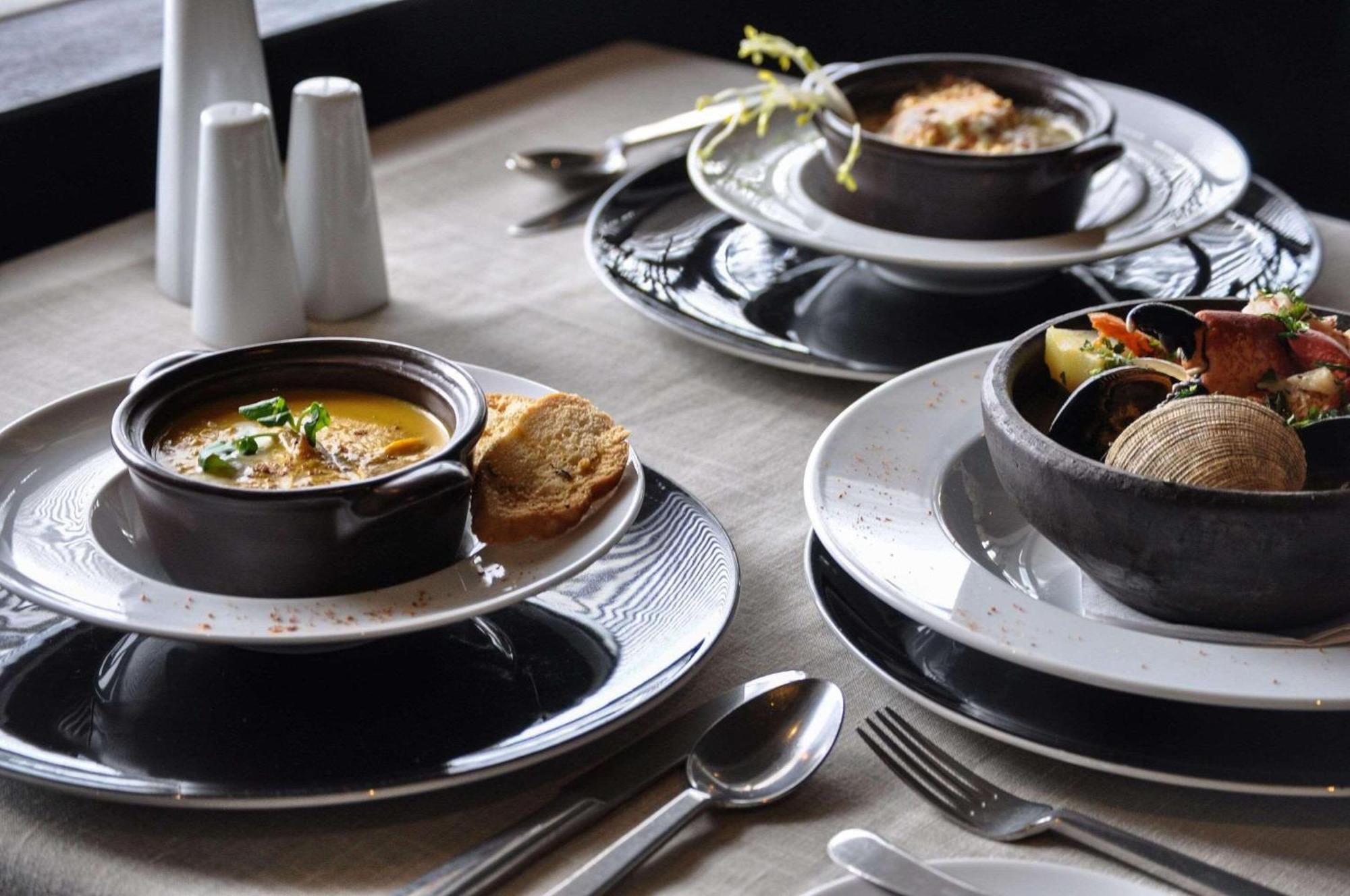 Radisson Blu Acqua Hotel & Spa Concon Bagian luar foto A selection of Villeroy & Boch tableware
