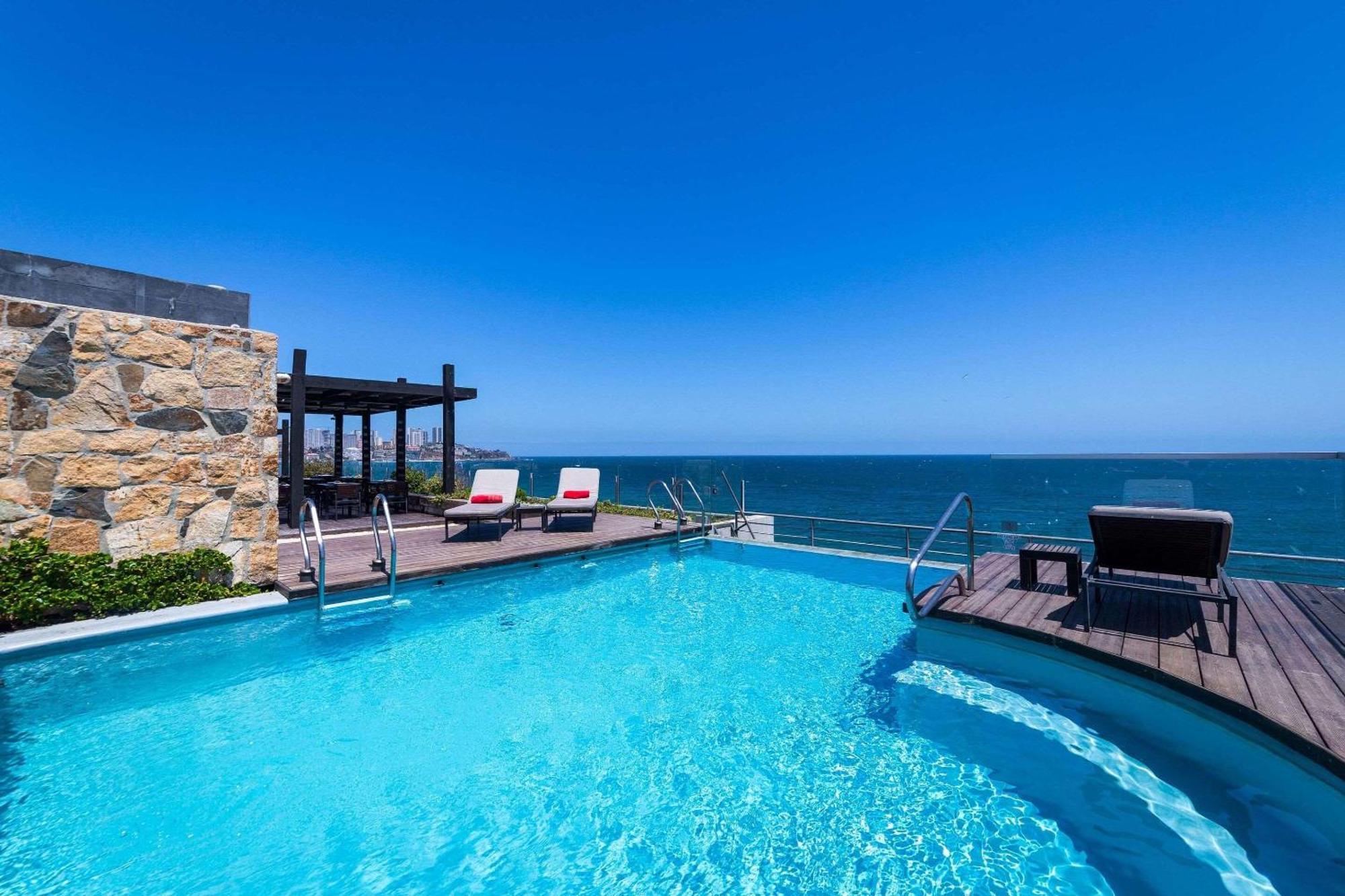 Radisson Blu Acqua Hotel & Spa Concon Bagian luar foto Infinity pool at the Cape of Good Hope